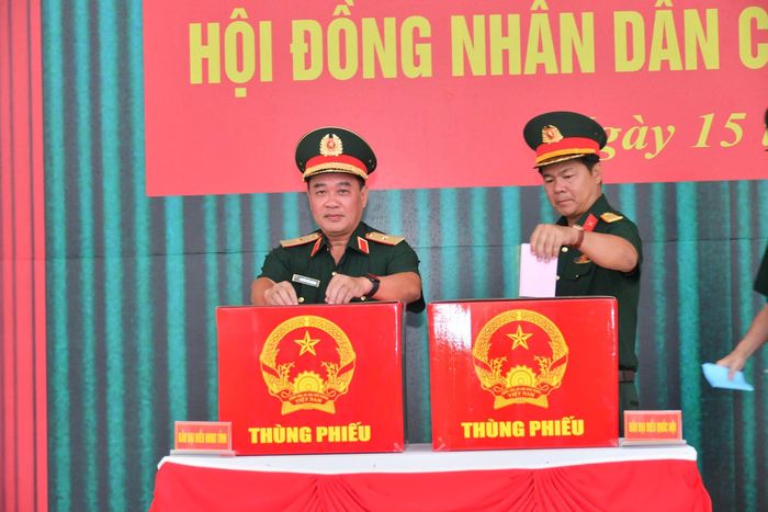 Chỉ huy Trưởng Bộ Chỉ huy Quân sự tỉnh Đồng Tháp, Thiếu tướng Nguyễn Văn Ngành bỏ phiếu bầu cử. Ảnh: Văn Vũ