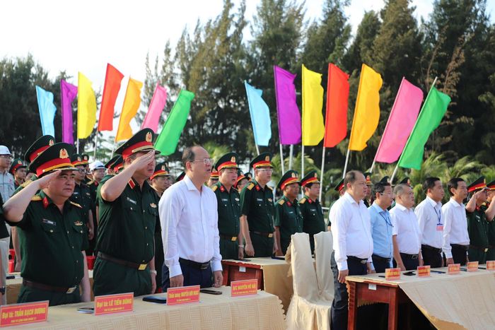 Ủy viên Trung ương Đảng, Bí thư Tỉnh ủy Cà Mau Nguyễn Hồ Hải cùng các cử tri làm lễ chào cờ tại điểm bầu cử Đơn vị bầu cử số 3, khu vực bỏ phiếu số 9, xã Đất Mũi