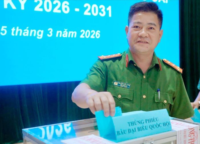 Phó Giám đốc Công an tỉnh Tây Ninh Đại tá Nguyễn Quốc Toàn tham gia bỏ phiếu