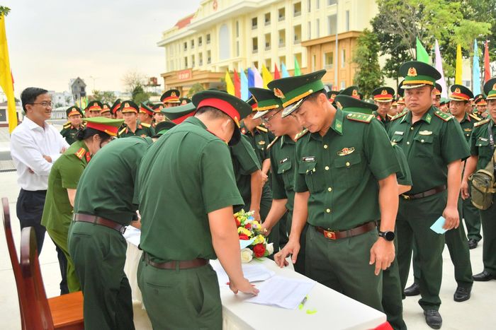 Cán bộ, chiến sĩ lực lượng vũ trang An Giang thực hiện quyền bầu cử gắn với nhiệm vụ sẵn sàng trực chiến đấu. Ảnh: Văn Vũ