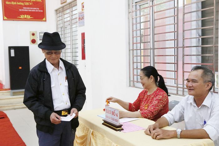 Một cử tri lớn tuổi tại phường Từ Sơn, Bắc Ninh vui vẻ khi hoàn thành quyền và trách nhiệm bầu cử