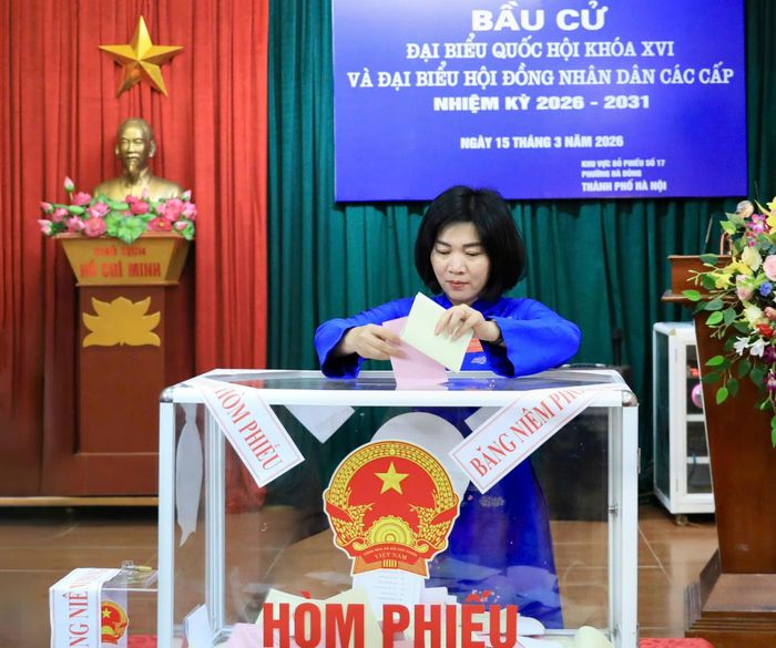 Chủ tịch HĐND thành phố Phùng Thị Hồng Hà tham gia bỏ phiếu tại nơi cư trú