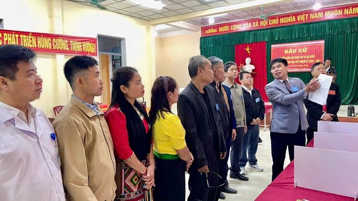 Tổ bầu cử hướng dẫn quy trình bỏ phiếu cho cử tri tại khu vực bỏ phiếu số 7 trước giờ khai mạc sáng 15/3/2026