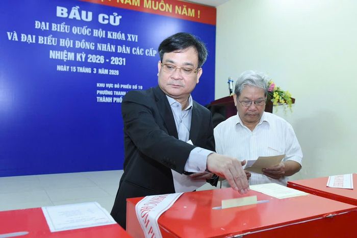 Đại biểu Quốc hội hoạt động chuyên trách tại Ủy ban Quốc phòng, An ninh và Đối ngoại, Thiếu tướng Vũ Huy Khánh thực hiện quyền bầu cử tại Khu vực bỏ phiếu số 19. Ảnh: Xuân Quý.