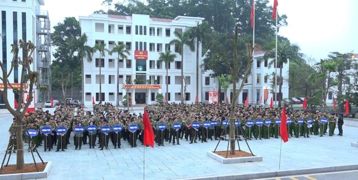 Cán bộ, chiến sĩ Công an tỉnh Lào Cai có mặt đầy đủ tại khu vực bỏ phiếu từ rất sớm
