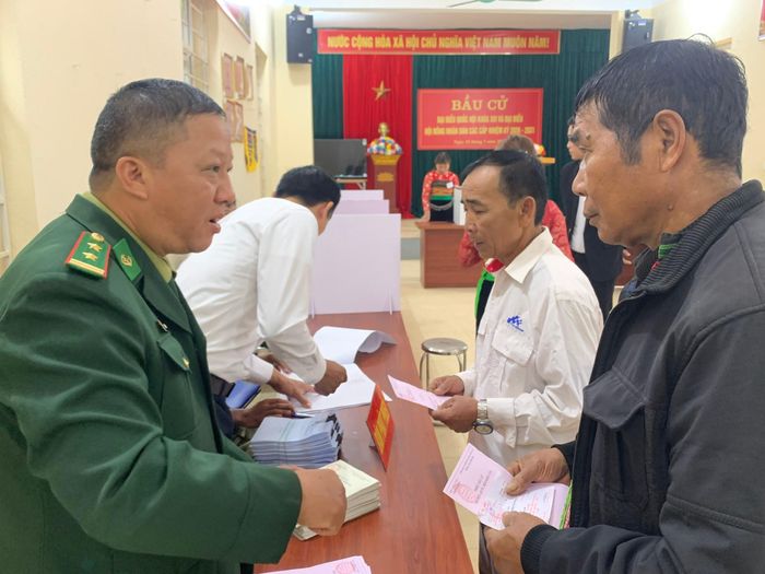 Cử tri xã Mường Lát đang tiếp tục đến điểm bỏ phiếu để lựa chọn những người ưu tú, đủ đức, đủ tài, phụng sự Nhân dân