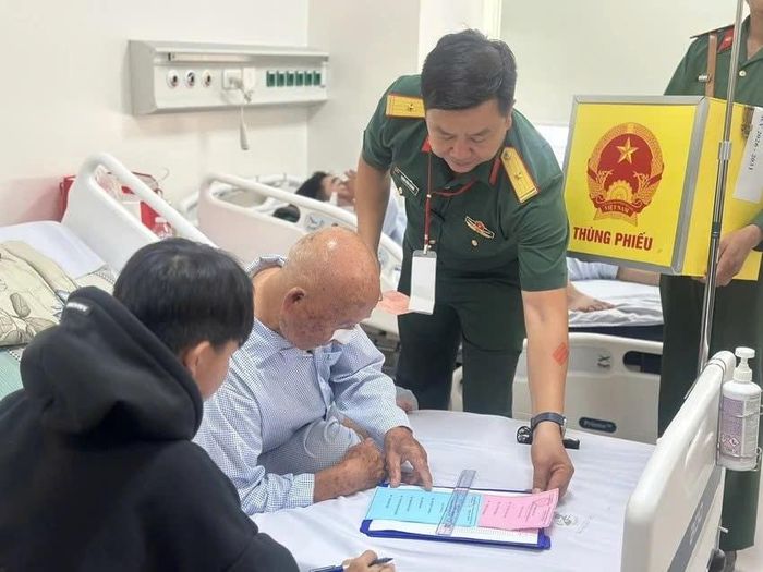 Tổ bầu cử đã bố trí thùng phiếu lưu động đến các khoa lâm sàng để phát phiếu và tổ chức cho cử tri là bệnh nhân thực hiện bỏ phiếu ngay tại giường bệnh