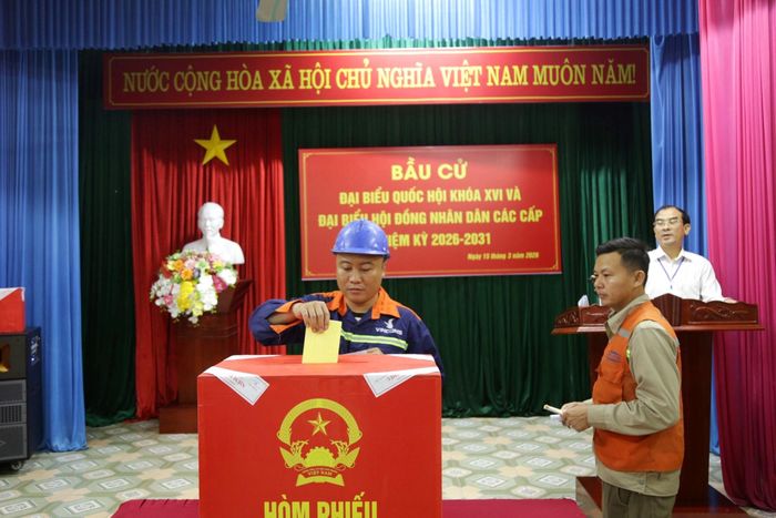 Công nhân tại Khu kinh tế Vũng Áng thuộc phường Vũng Áng đi bầu cử