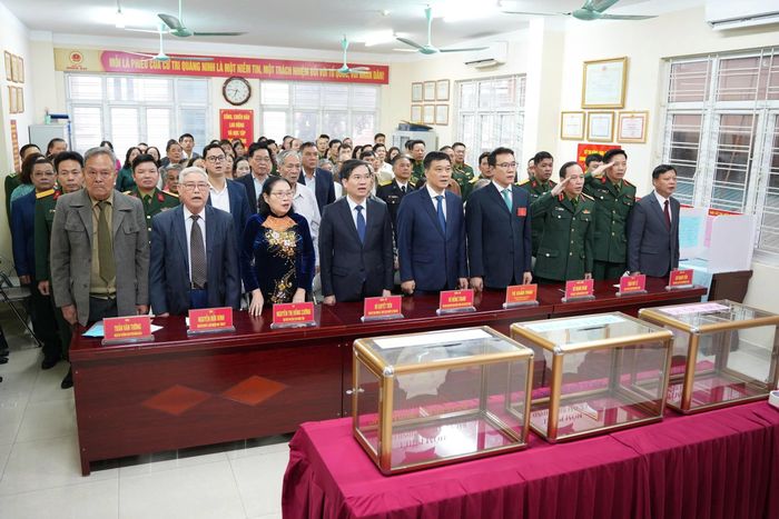 Phó Chủ tịch Quốc hội Vũ Hồng Thanh và các đại biểu tại Nhà văn hóa khu phố Hồng Hải 8, phường Hạ Long, Quảng Ninh