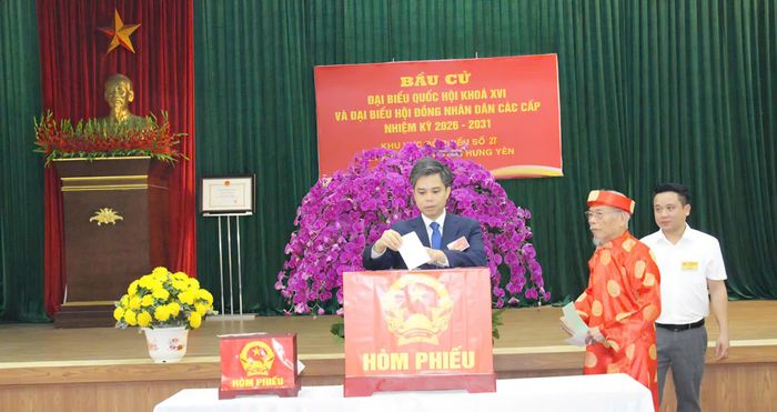 Ủy viên Ban Thường vụ Tỉnh ủy, Trưởng ban Tuyên giáo và Dân vận Tỉnh ủy Nguyễn Văn Chiến dự lễ khai mạc bầu cử và bỏ phiếu Tổ bầu cử số 27, xã Như Quỳnh