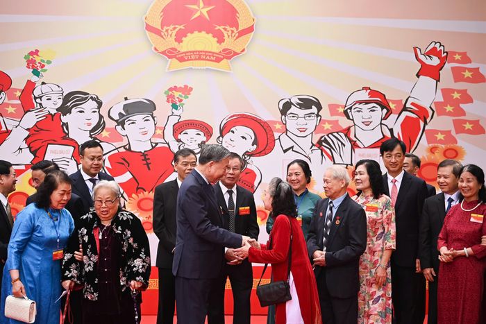 Tổng Bí thư Tô Lâm và các đại biểu tại điểm bỏ phiếu bầu cử Trường THPT Phan Đình Phùng, phường Ba Đình, Hà Nội. Ảnh: Phạm Thắng
