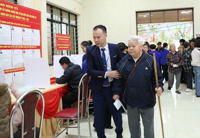 Cử tri người cao tuổi được ban bầu cử xã Trường Hà hỗ trợ đến địa điểm bỏ phiếu