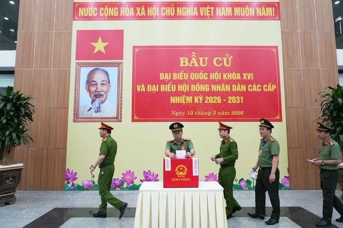 Cán bộ, chiến sĩ Công an TP Huế thực hiện quyền, nghĩa vụ cử tri