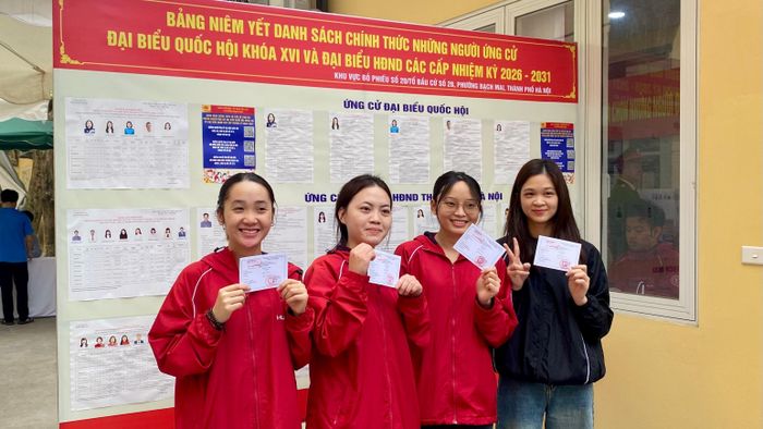 Nhiều sinh viên hào hứng tham gia bỏ phiếu, thể hiện trách nhiệm của cử tri trẻ đối với hoạt động chung. Ảnh: Phương Anh
