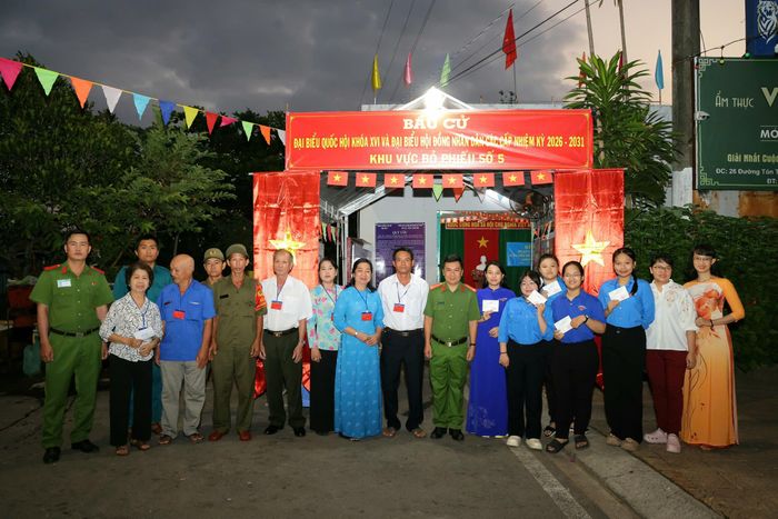 Từ tờ mờ sáng, cử tri TP. Cần Thơ phấn khởi tham gia bầu cử. Ảnh Vũ Châu