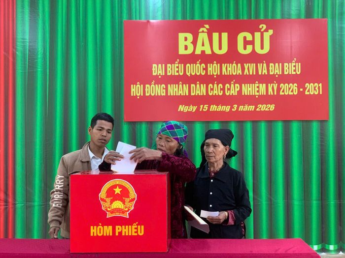 Người dân xã La Lay thực hiện quyền và trách nhiệm bầu cử