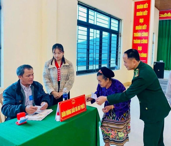Hỗ trợ người cao tuổi làm thủ tục nhận phiếu bầu