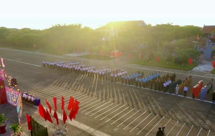 Cử tri đảo Trường Sa có mặt từ sớm để tham gia bầu cử