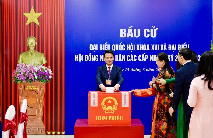 Ủy viên Trung ương Đảng, Phó Bí thư Thành ủy, Chủ tịch UBND thành phố Lê Ngọc Châu bỏ phiếu tại điểm bầu cử phường Hải An. Ảnh: Duy Thính