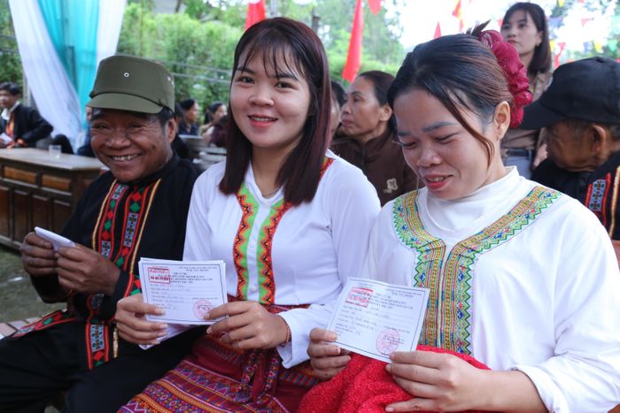 Niềm vui của các cử tri dân tộc Chứt ở bản Rào Tre sau khi hoàn thành phần bỏ phiếu