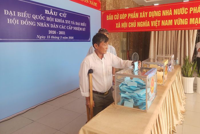Một cử tri ở tỉnh Tây Ninh bị đau chân vẫn chống nạng đi bỏ phiếu