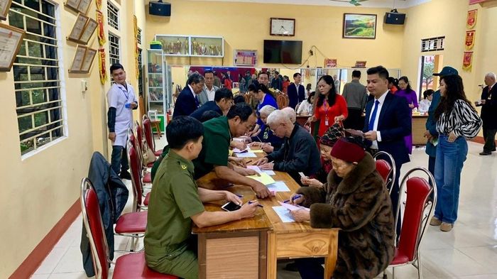 Cử tri tham gia bầu cử tại Tổ bầu cử số 18, thôn An Thịnh, xã Mậu A