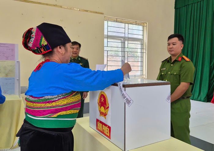 Quá trình bỏ phiếu được sự giám sát kỹ lưỡng của các lực lượng chức năng để bảo đảm dân chủ, công khai, mọi cử tri đều được tự tay bỏ lá phiếu của mình 