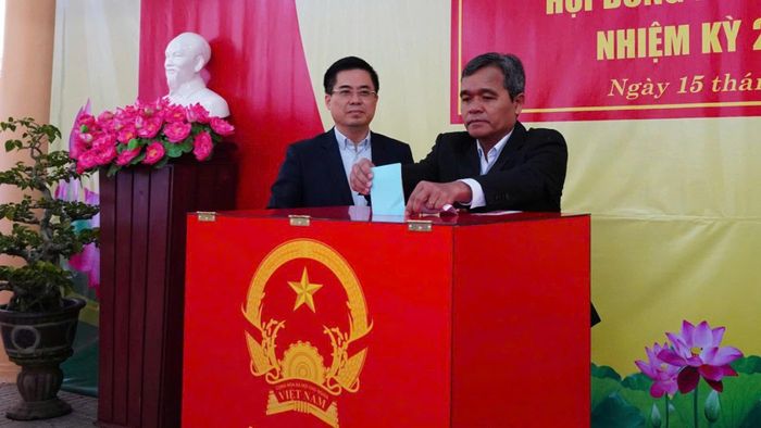 Bí thư Tỉnh ủy Quảng Ngãi Hồ Văn Nên và Chủ tịch UBND tỉnh Quảng Ngãi Nguyễn Hoàng Giang đã bỏ những lá phiếu đầu tiên