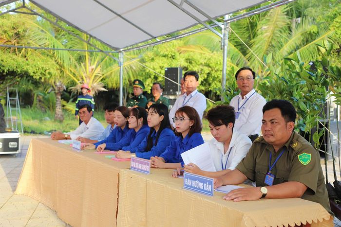 Tổ bầu cử sẵn sàng hướng dẫn cử tri