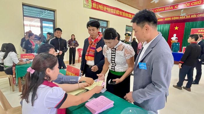 Tổ bầu cử phát phiếu cho cử tri. Ảnh: Diệp Anh