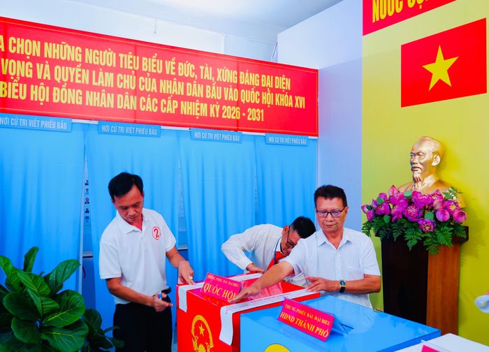 Tổ bầu cử thực hiện công tác niêm phong thùng phiếu