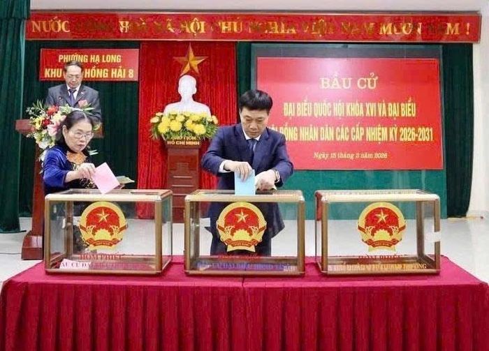 Phó Chủ tịch Quốc hội Vũ Hồng Thanh thực hiện quyền bầu cử tại Nhà văn hóa khu phố Hồng Hải 8, phường Hạ Long, Quảng Ninh