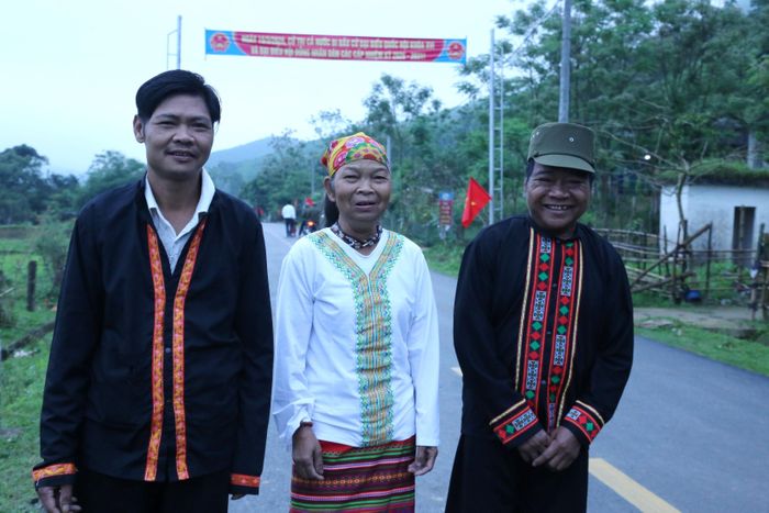 Cử tri rạng rỡ háo hức đi bầu cử
