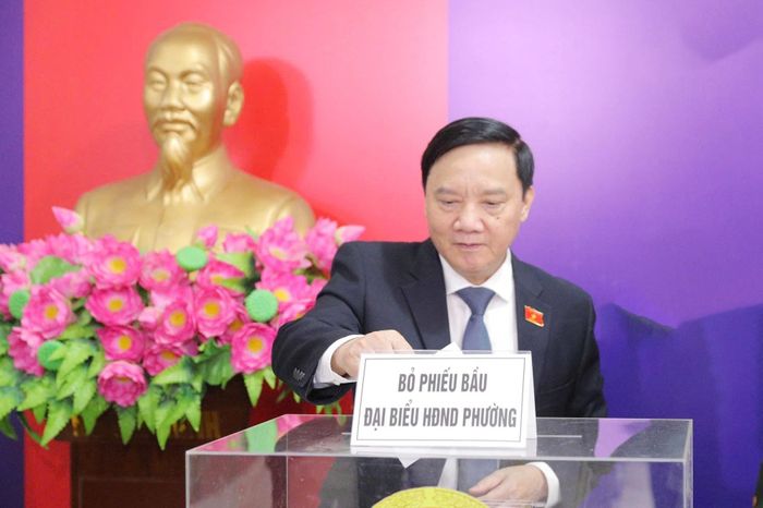 Phó Chủ tịch Quốc hội Nguyễn Khắc Định thực hiện quyền bầu cử tại Khu vực bỏ phiếu số 16, phường Cầu Giấy, Hà Nội