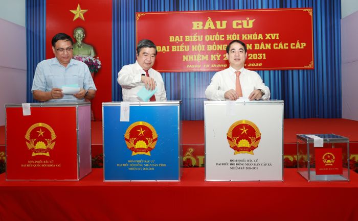 Bí thư Tỉnh ủy Nghiêm Xuân Thành tham gia bầu cử tại khu vực bỏ phiếu số 1 phường Nha Trang