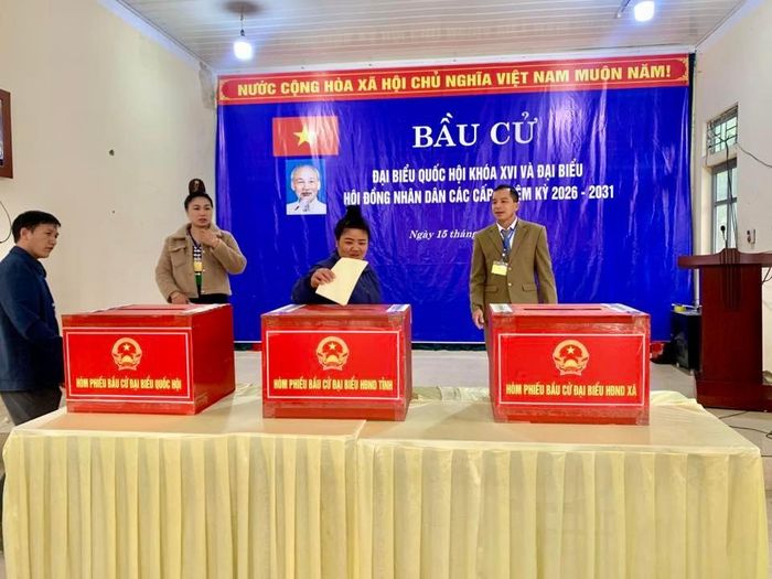 Cử tri xã Mường Ảng tham gia bỏ phiếu bầu cử