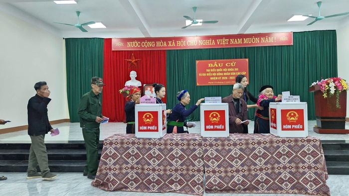 Cử tri Phú Đình hân hoan khi được tự tay bỏ lá phiếu lựa chọn đại biểu ưu tú nhất