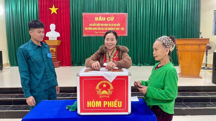 Cử tri phấn khởi tham gia bỏ phiếu. Ảnh: H.P