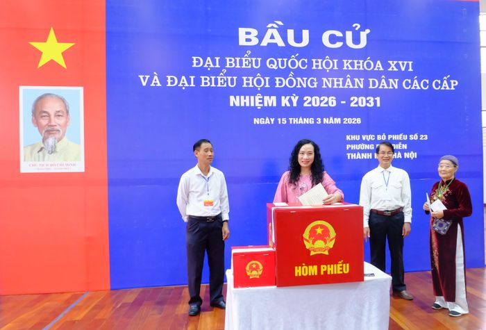 TS.NSƯT Nguyễn Thúy Nga, Giám đốc Học viện Múa Việt Nam bỏ phiếu bầu cử tại khu vực bỏ phiếu số 23, phường Phú Diễn, TP. Hà Nội. Ảnh: Ng.Phương