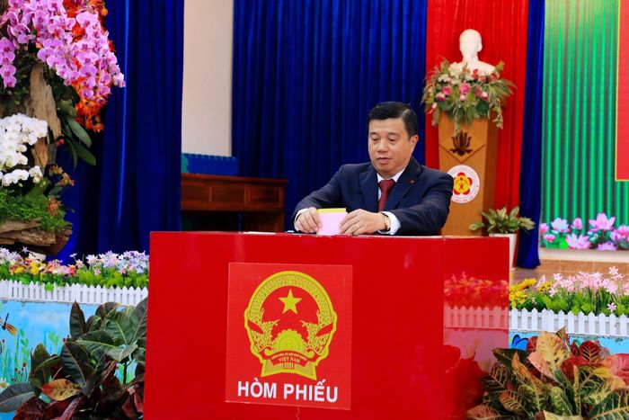 Bí thư Tỉnh ủy Lâm Đồng Y Thanh Hà Niê Kđăm là cử tri đầu tiên bỏ phiếu tại điểm bỏ phiếu số 21, tổ dân phố Lê Hồng Phong, phường Xuân Hương - Đà Lạt