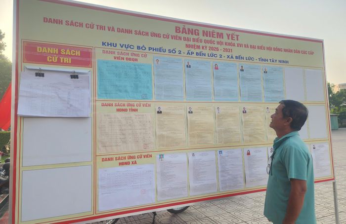ông Trần Văn Cường, Đảng viên chi bộ khu phố 2, xã Bến Lức đi bỏ phiếu sớm