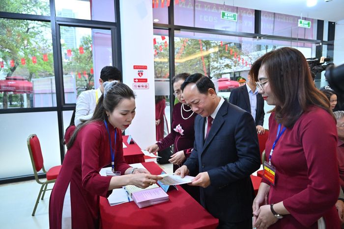 Trưởng Ban Tuyên giáo và Dân vận Trung ương Trịnh Văn Quyết nhận phiếu bầu cử