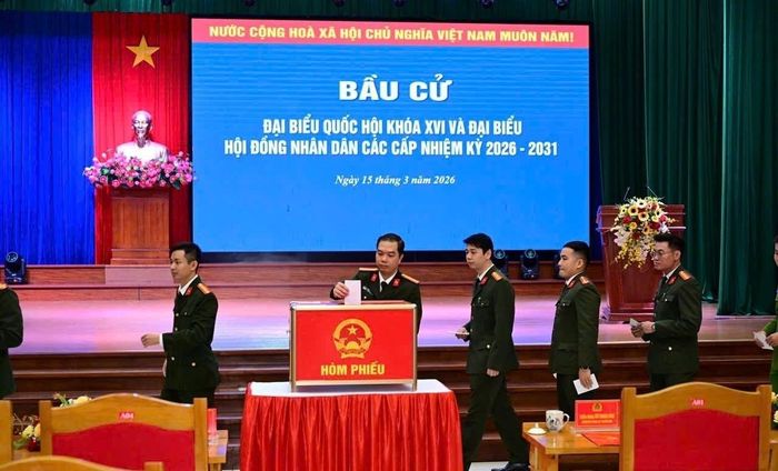 Sau khi hoàn thành việc bỏ phiếu, lãnh đạo và cán bộ, chiến sĩ nhanh chóng xuống các địa bàn để thực hiện nhiệm vụ bảo đảm an ninh, an toàn cho cuộc bầu cử trên địa bàn