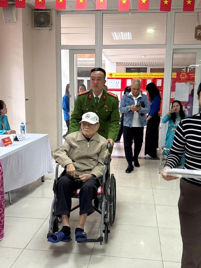 Công an phường Thanh Liệt hỗ trợ cử tri trong ngày bầu cử