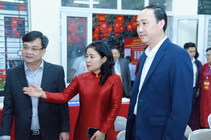 Phó Bí thư Đảng ủy Quốc hội, Phó Bí thư Đảng ủy các cơ quan tham mưu, giúp việc của Đảng ủy Quốc hội Phùng Khánh Tài cùng các đại biểu đến khu vực bỏ phiếu số 19, phường Thanh Xuân, Hà Nội thực hiện quyền bầu cử và dự lễ khai mạc cuộc bầu cử. Ảnh: Xuân Quý