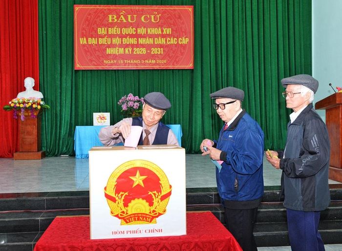 Cụ Lương Văn Tống 94 tuổi cùng các cử tri TDP Mai Đình Phường Đa Mai bỏ phiếu bầu cử
