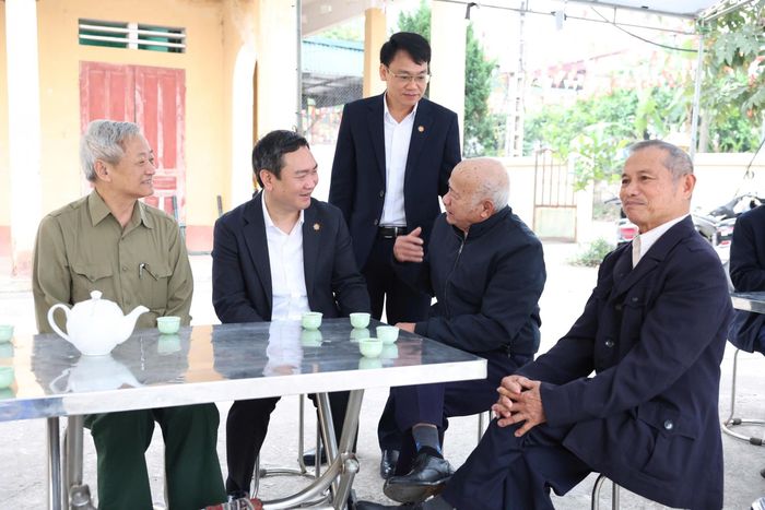 Phó Bí thư Tỉnh ủy, Chủ tịch UBND tỉnh, Phó Trưởng Ban chỉ đạo, Chủ tịch Ủy ban Bầu cử tỉnh Lạng Sơn Nguyễn Cảnh Toàn thăm hỏi cử tri tại khu vực bỏ phiếu số 6, Nhà văn hóa thôn Na Đâu, xã Hữu Lũng