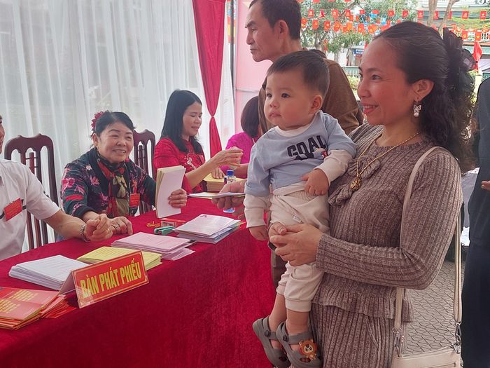 Cử tri tiếp tục đến bỏ phiếu. Ảnh: Trần Thu