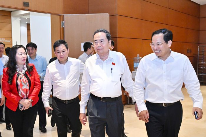 Chủ tịch Quốc hội Trần Thanh Mẫn thăm, động viên cán bộ Văn phòng Hội đồng Bầu cử quốc gia và phóng viên báo chí tại Nhà Quốc hội. Ảnh: Quang Khánh