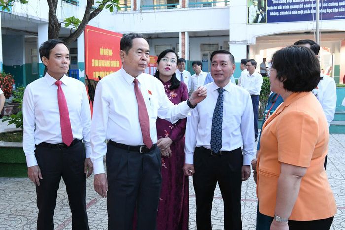 Chủ tịch Quốc hội Trần Thanh Mẫn và các đại biểu tại Khu vực bỏ phiếu số 14, Trường THCS Đỗ Văn Dậy, xã Hóc Môn, TP. Hồ Chí Minh. Ảnh: Lâm Hiển